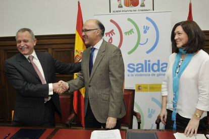 José Antonio de Miguel, Ramiro Ruiz y María José Heredia, en la firma del convenio-V. Guisande