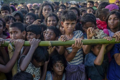 Niños refugiados rohingya esperan recibir ayuda humanitaria en un asentamiento en Bangladés-AP / DAR YASIN