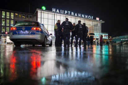 Oficiales de la policía patrullan en la estación principal de Colonia, en Alemania, la noche del 6 de enero.-EFE / MAJA HITIJ