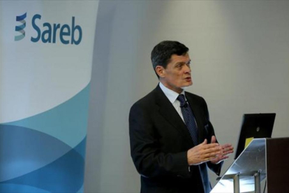 El presidente de la Sareb, Jaime Echegoyen, durante una rueda de prensa ofrecida en Madrid.-JOSÉ LUIS ROCA