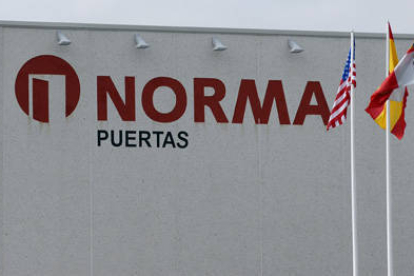 Logotipo de Puertas Norma en la fachada de la fábrica. / ÁLVARO MARTÍNEZ-