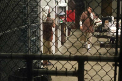 Un preso camina por el interior de una zona común en Guantánamo.-