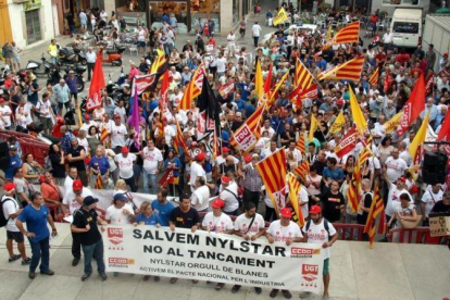 Manifestación contra los despidos y el cierre de Nylstar en Blanes.-ACN