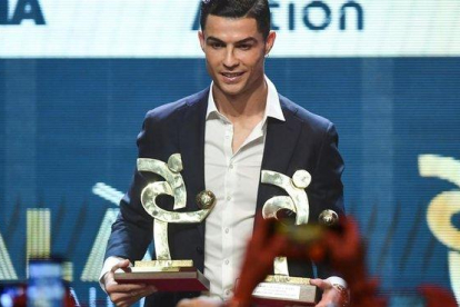 Cristiano Ronaldo prefirió acudir ayer a la Gala del Fútbol Italiano, que a la del Balón de Oro.-AFP / MIGUEL MEDINA