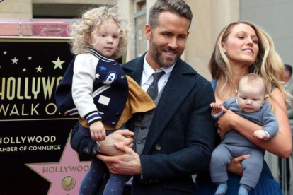 Ryan Reynols, con su esposa y sus dos hijas, en el paseo de la fama de Hollywood.-EFE / MIKE NELSON