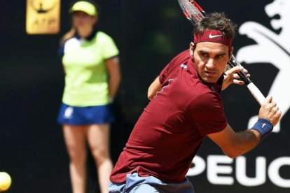 El suizo Federer golpea la bola en el Master 1.000 de Roma ante el austriaco Thiem.-EFE / CLAUDIO ONORATI
