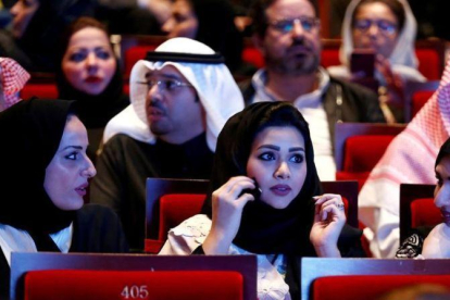 Saudís en una sala de conciertos.-FAISAL NASSER / REUTERS