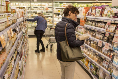 En España la confianza de consumidores y empresarios cae 1,2 puntos en el mes de marzo, acumulando un segundo descenso consecutivo.-CARLOS VALBUENA JUNQUERA (EL PERIÓDICO)