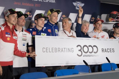 Lorenzo, Crutchlow, Viñales, Rossi, Agostini, Nieto, Márquez y Pedrosa, hoy en Jerez, celebrando el GP nº 3.000.-EMILIO PÉREZ DE ROZAS
