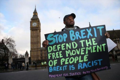 Un manifestante con una pancarta en contra del 'brexit', en Londres.-AFP / DANIEL LEAL-OLIVAS