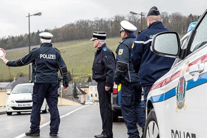Policías fronterizos alemanes, en un control.-EL PERIÓDICO
