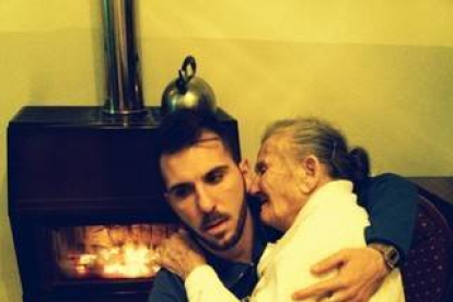Giancarlo Murisciano sostiene en brazos a su abuela enferma de Alzheimer.-Foto: Giancarlo Murisciano/ Facebook