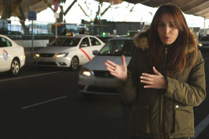 La reportera Marta Losada, en el reportaje del programa de Cuatro 'En el punto de mira' dedicado a la guerra del taxi.-