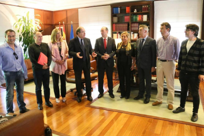 El presidente de la Junta de Castilla y León, Juan Vicente Herrera, firma el Plan de Dinamización Económica de los Municipios Mineros 2016-2020 con responsables de Cecale, UGT y CCOO-ICAL