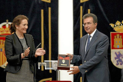 El presidente de Edigrup, José Luis Ulibarri, recibe la Medalla de Oro de las Cortes de manos de su presidenta, Josefa García Cirac. / ICAL-