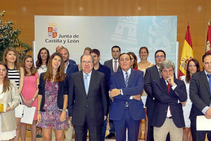 El presidente de la Junta, Juan Vicente Herrera, junto con el consejero de Sanidad, Antonio Sáez Aguado, y los premiados.-ICAL