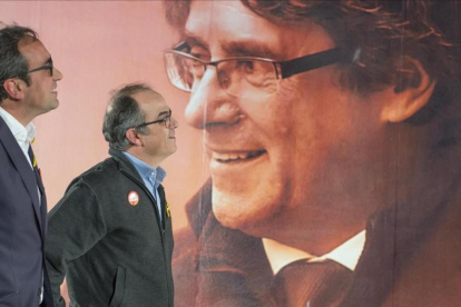 Jordi Turull y Josep Rull ante el cartel electoral de Carles Puigdemont-FERRAN SENDRA