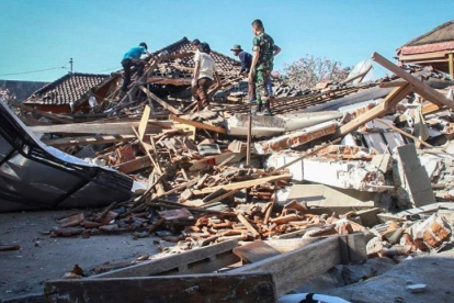 Los servicios de rescate buscan víctimas entre los escombros en la isla de Lombok.-STR (EFE)
