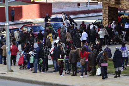 Vecinos de Soria hacen cola para recoger alimentos en el almacén de Cruz Roja. / ÁLVARO MARTÍNEZ-
