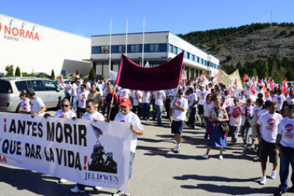 Una de las manifestaciones de los empleados frente a las puertas de la factoría de Puertas Norma. / ÁLVARO MARTÍNEZ-