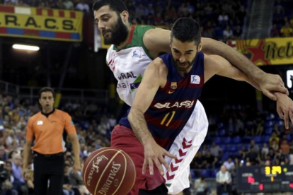 Navarro y Bourousis pugnan por el balón.-EFE / ALBERTO ESTÉVEZ