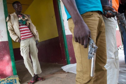 Milicianos anti Balaka armados en el pueblo de Bocaranga, en la República Centroafricana.-REUTERS