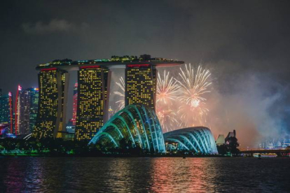 El cielo y la bahía de Singapur durante la celebración de la independencia este domingo.-Foto: EFE / TOM WHITE