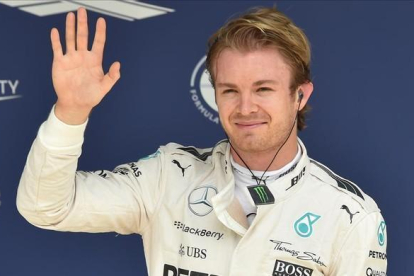 Rosberg celebra su 'pole' en Brasil.-AFP / NELSON ALMEIDA