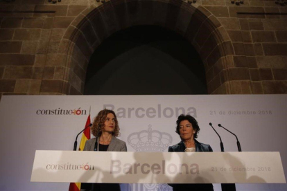 Meritxell Batet e Isabel Celáa en la rueda de prensa posterior al Consejo de Ministros de Barcelona.-ALBERT BERTRAN