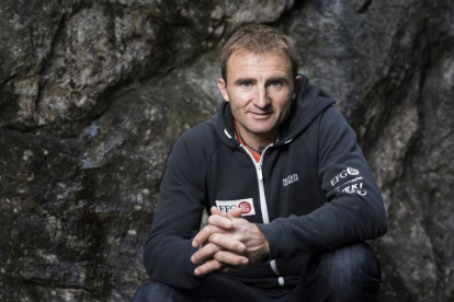 El alpinista suizo Ueli Steck ha fallecido cuando descendía del Nuptse, en el Everest, este domingo.-AP / CHRISTIAN BEUTLER