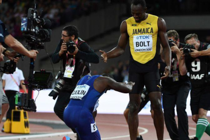 Gatlin hace una referencia a Bolt después de imponerse en la final de 100 metros.-JEWEL SAMAD / AFP