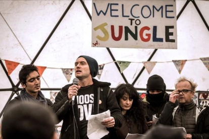El actor británico Jude Law durante su visita a la 'Jungla' en Calais.-AFP / PHILIPPE HUGUEN