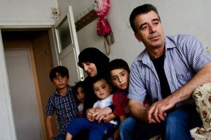 Musa y Murfat, con sus cuatro hijos, en el domicilio que viven en el barrio de Altindag, en las afueras de Ankara.-ADRIÀ ROCHA CUTILLER