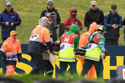 Un grupo de comisarios de Phillip Island retiran a Fabio Quartararo, en camilla, tras su caída.-AFP / WILLIAM WEST