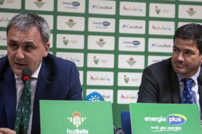 El presidente bético, Fernando Moral, y el entrenador del club, Alejandro Martínez, en Sevilla.-PERIODICO (REAL BETIS EPLUS)