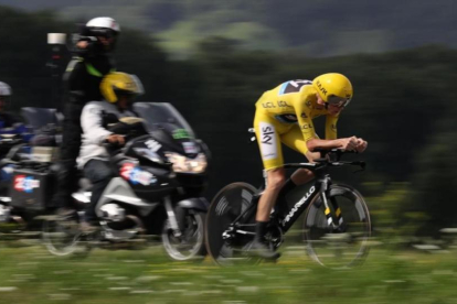 Chris Froome, perseguido por las motos del Tour, camino de Megève.-AFP / KENZO TRIBOUILLARD