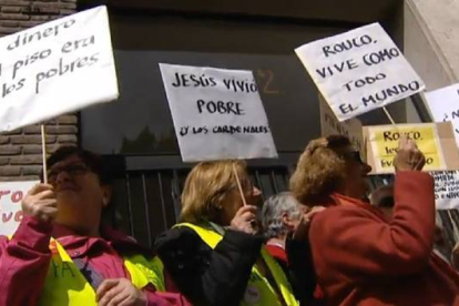 Un grupo de católicos protestan ante la actual vivienda de Rouco Varela por el gasto exagerado que supone para la Iglesia.-
