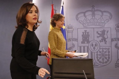 La vicepresidenta, Soraya Sáenz de Santamaría, y la ministra de Agricultura, en la rueda de prensa posterior al Consejo de Ministros.-JUAN MANUEL PRATS