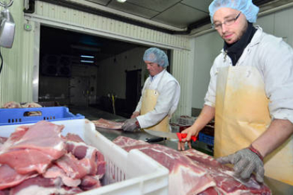 Trabajadores de una empresa preparando pancetas. / A. M-