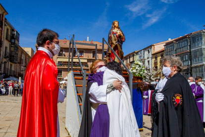Procesión del Domingo de resurreción. Encuentro de la Virgen de la Alegría y Jesús Resucitado - MARIO TEJEDOR (28)