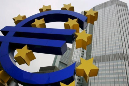 Logotipo del euro ante la sede del Banco Central Europeo, en Fráncfort.-/ ARNE DEDERT (EFE)