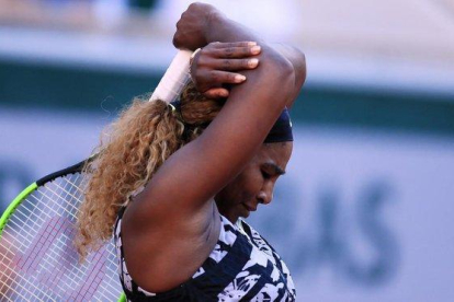 Serena Williams, tras perder un punto contra Sofia Kenin.-REUTERS / GONZALO FUENTES