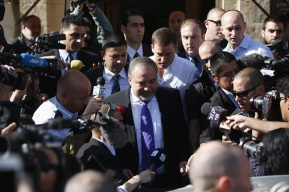 Avigdor Lieberman, rodeado de periodistas en Jersusalén.-REUTERS / DARREN WHITESIDE / REUTERS