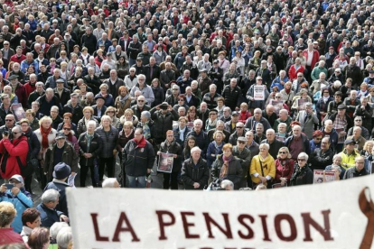 Concentración de pensionistas, este lunes ante el Ayuntamiento de Bilbao.-/ EFE / LUIS TEJIDO