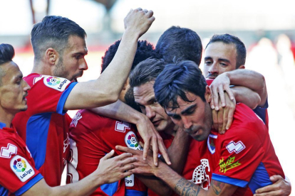 Los jugadores del Numan cia se abrazan para celebrar el momentáneo 1-0 de David Rodríguez.-Mario Tejedor