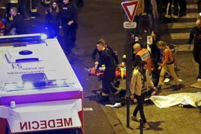 Imágenes del momento de los fusilamientos en la sala Bataclan de París.-