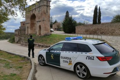 Un guardia civil en Medinaceli frente al Arco Romano. HDS
