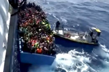 Imagen del rescate del barco en cuya bodega se encontraron los cadáveres.-REUTERS TV/REUTERS