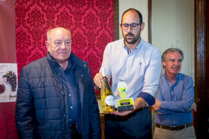 Concurso de vinos caseros en el Casino. MARIO TEJEDOR (33)
