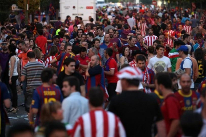 Aficionados del Barça y del Athletic, en la final de la Copa del 2012 que se disputó también en el Vicente Calderón.-